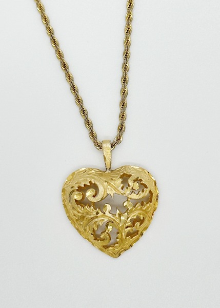 (us)trifari heart pendant necklace