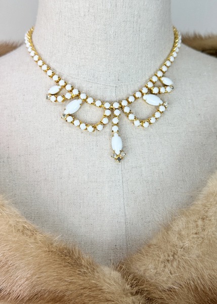 (us)50s milkglass rhinestone choker necklace