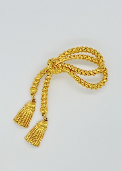 (us)gold tone tassel brooch